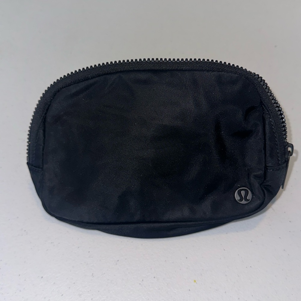 Black Lululemon 1L Belt Bag